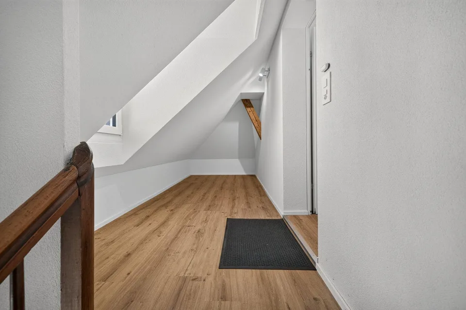 Möblierte Dachwohnung an ruhiger, sonniger Lage