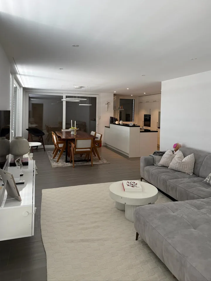 Moderne 4.5-Zimmer-Attikawohnung mit grosser Terrasse und Bergsicht