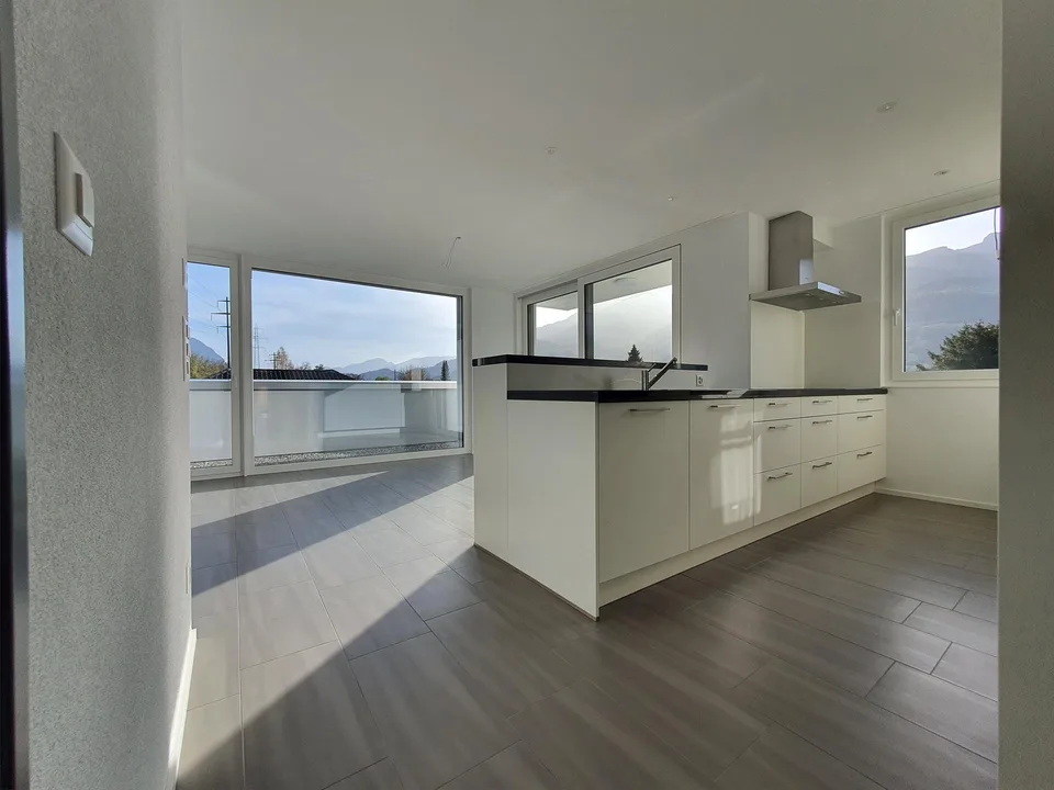 Moderne 4.5-Zimmer-Attikawohnung mit grosser Terrasse und Bergsicht