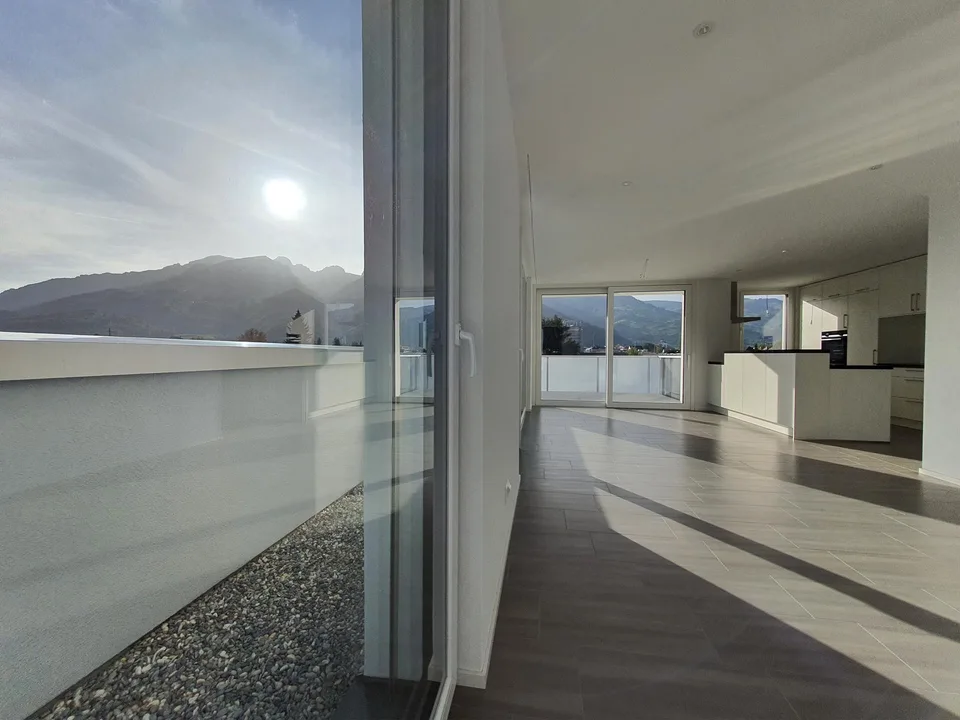 Moderne 4.5-Zimmer-Attikawohnung mit grosser Terrasse und Bergsicht