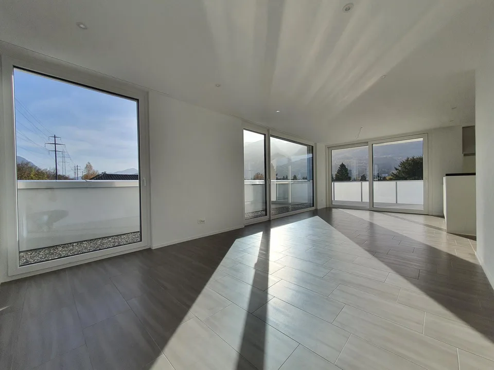 Moderne 4.5-Zimmer-Attikawohnung mit grosser Terrasse und Bergsicht