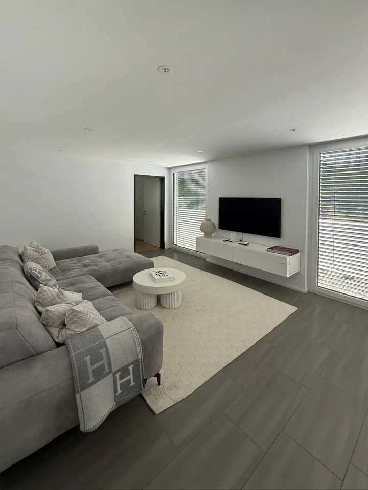 Moderne 4.5-Zimmer-Attikawohnung mit grosser Terrasse und Bergsicht
