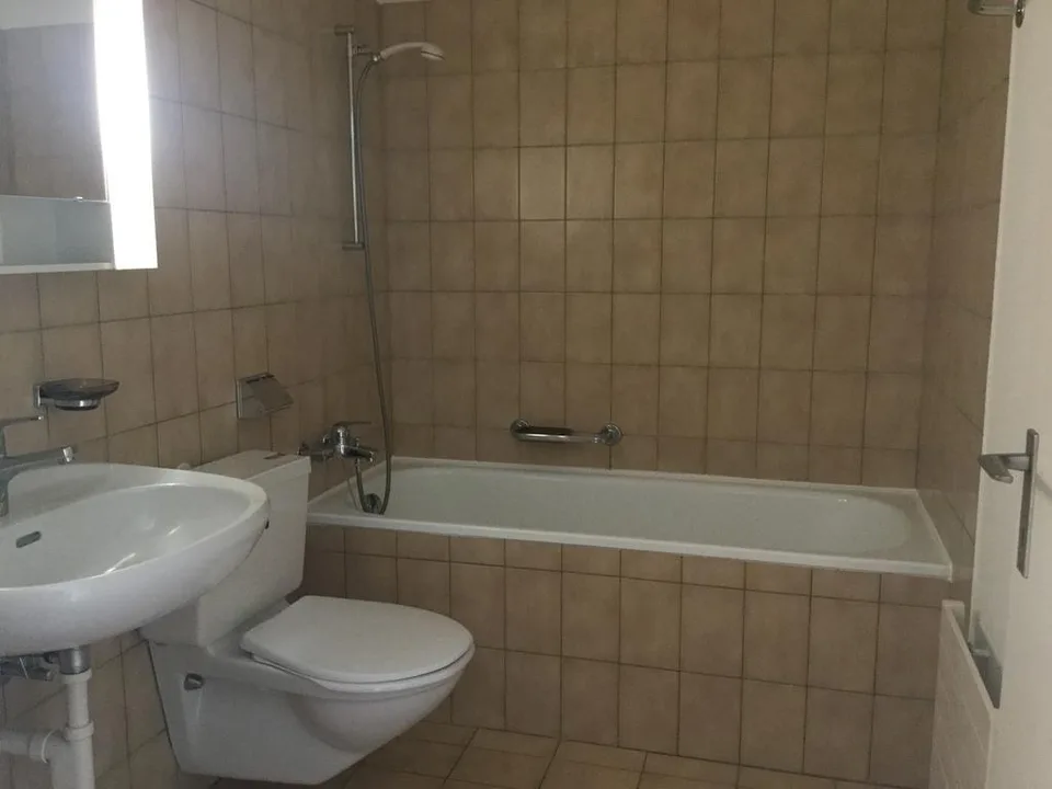 Grosszügige 3.5-Zimmerwohnung mit Cheminée zu vermieten