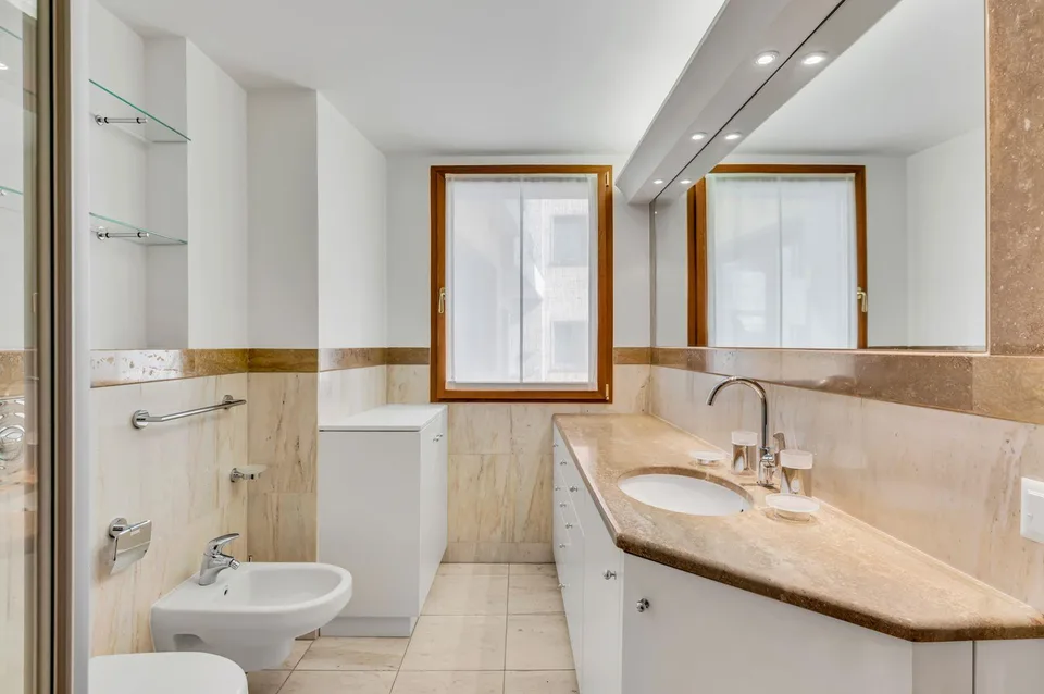 BRIGHT 4.5 ROOMS WITH LAKE VIEW IN THE CENTRE OF LUGANO