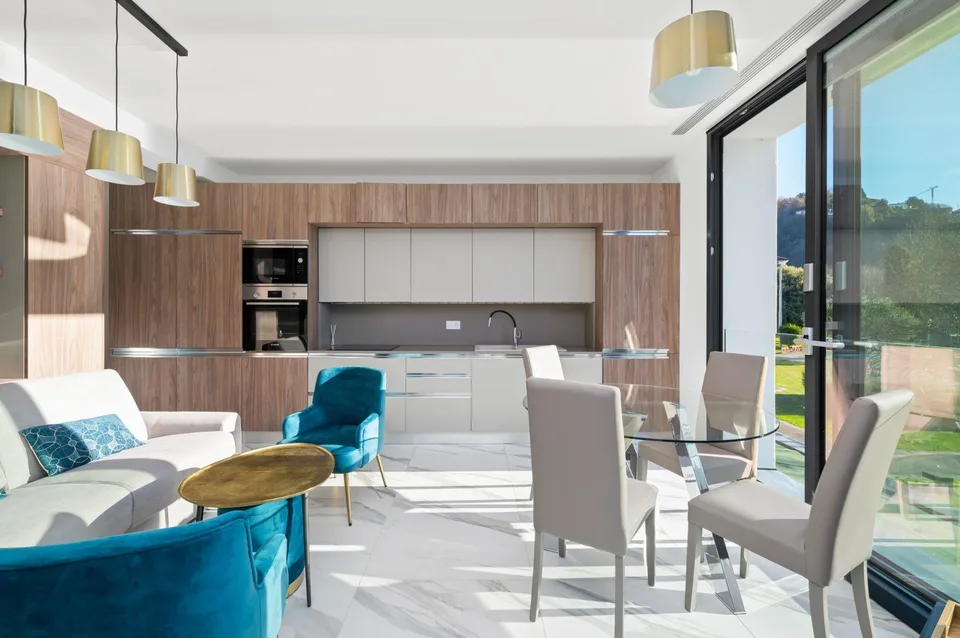MODERNES, MOBILIERTES APARTMENT MIT SEEBLICK