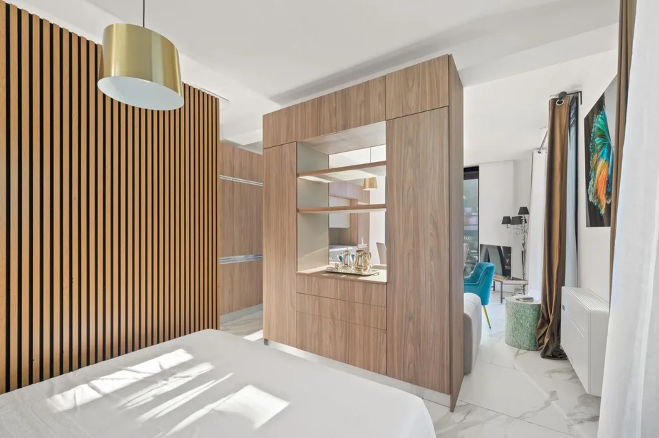 MODERNES, MOBILIERTES APARTMENT MIT SEEBLICK