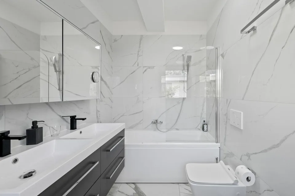 MODERNES, MOBILIERTES APARTMENT MIT SEEBLICK