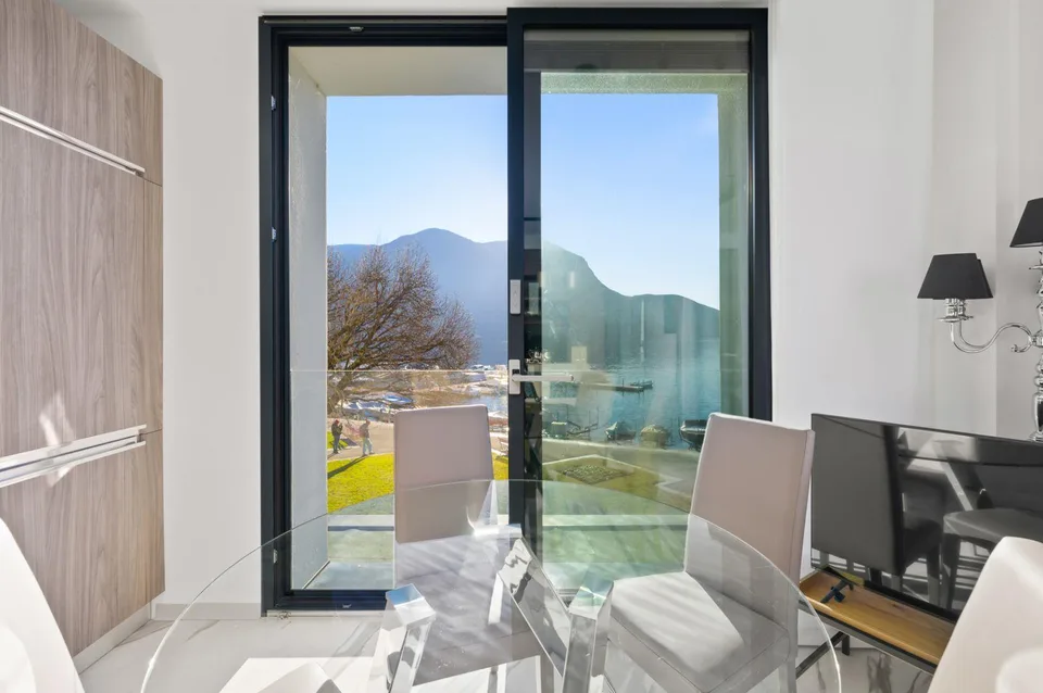 MODERNES, MOBILIERTES APARTMENT MIT SEEBLICK