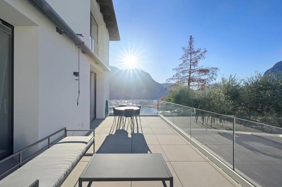 MODERNES, MOBILIERTES APARTMENT MIT SEEBLICK
