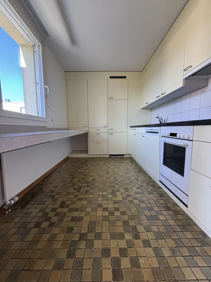 Grosszügige 4.5-Zimmer-Wohnung mit Balkon und Bergblick in Thun