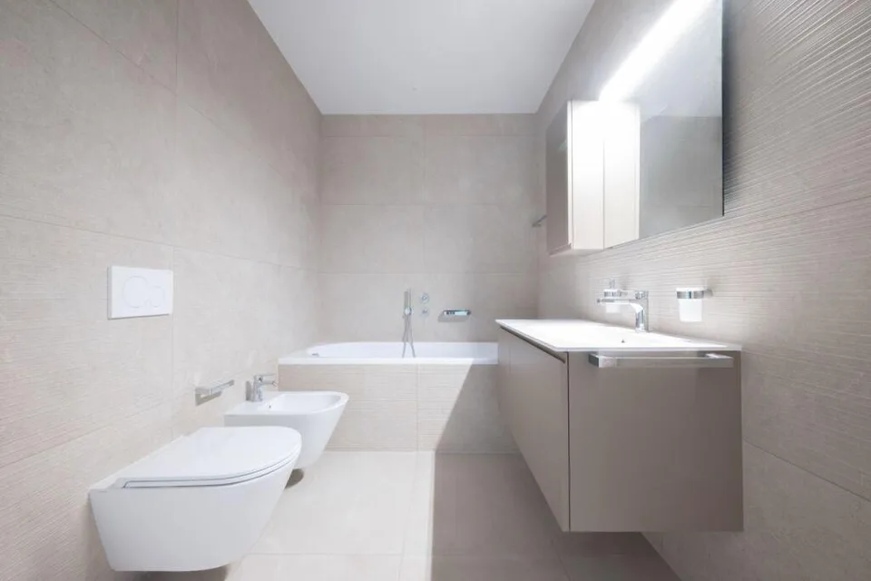 Elegante renovierte 3,5-Zimmer-Wohnung mit Terrasse und Garten.