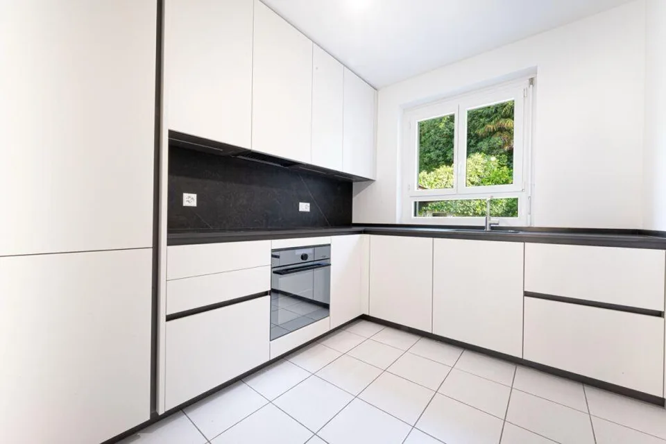 Elegante renovierte 3,5-Zimmer-Wohnung mit Terrasse und Garten.