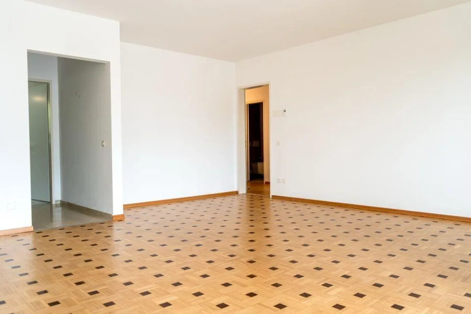 Elegante renovierte 3,5-Zimmer-Wohnung mit Terrasse und Garten.