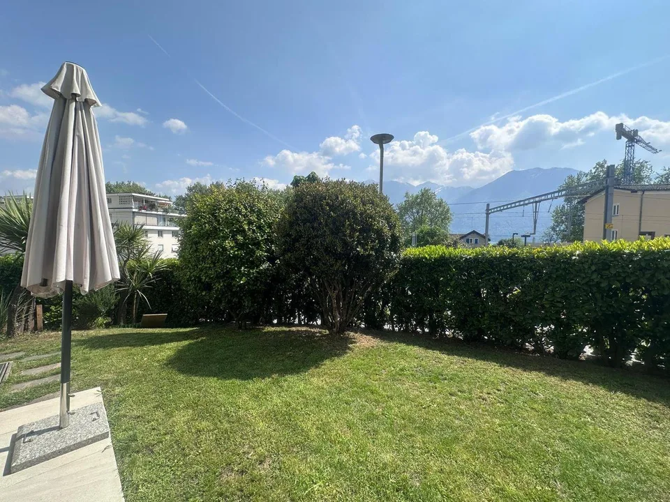 Elegante renovierte 3,5-Zimmer-Wohnung mit Terrasse und Garten.