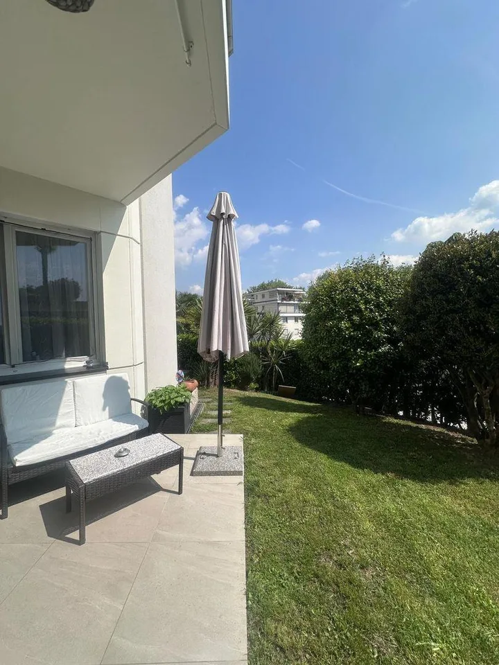Elegante renovierte 3,5-Zimmer-Wohnung mit Terrasse und Garten.