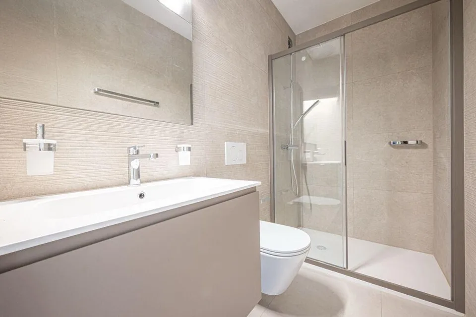 Elegante renovierte 3,5-Zimmer-Wohnung mit Terrasse und Garten.