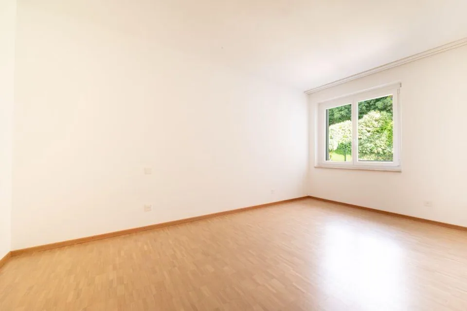 Elegante renovierte 3,5-Zimmer-Wohnung mit Terrasse und Garten.