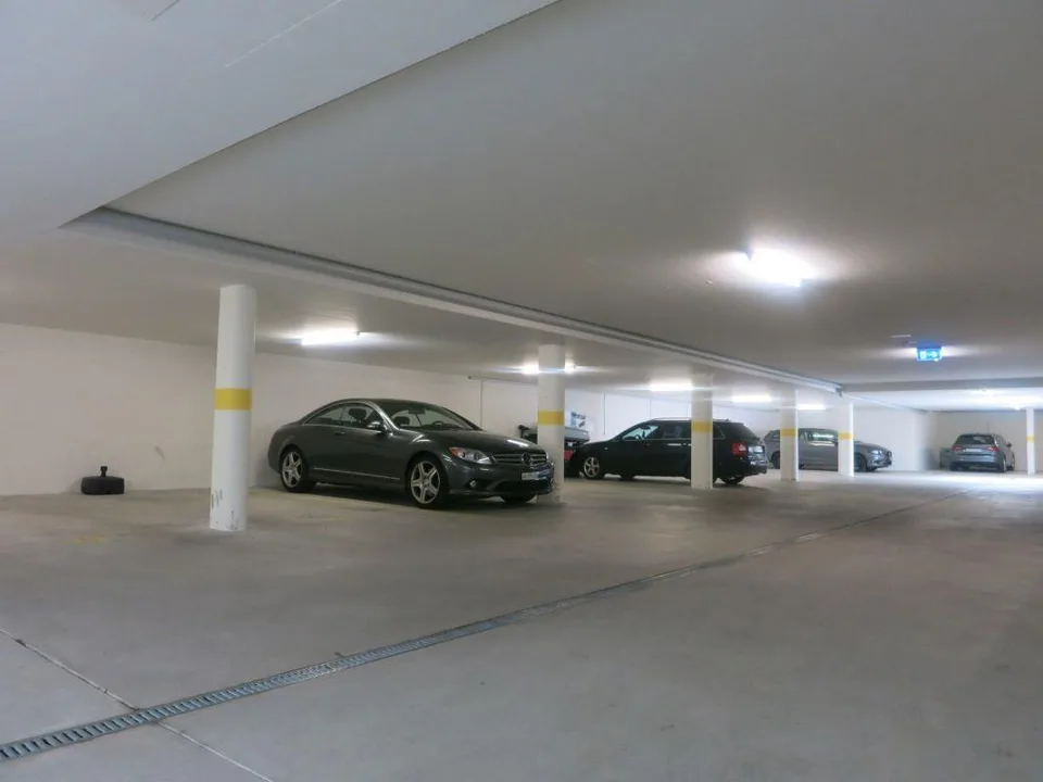 Place de garage ainsi que divers emplacements de parking extérieur au centre de Wildegg à louer