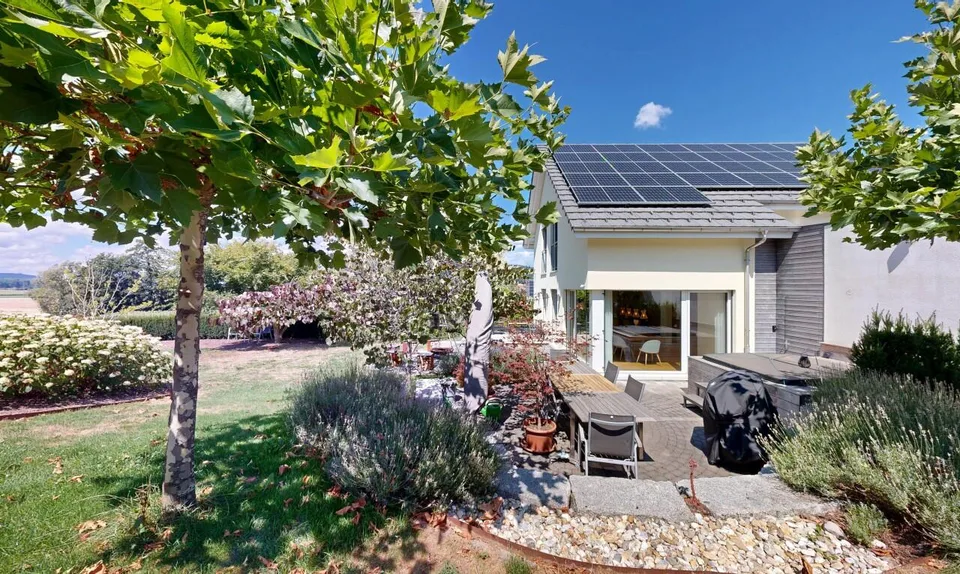 Esclusiva casa unifamiliare di 5,5 locali con giardino da sogno e oasi di benessere