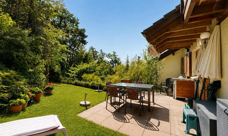 Casa ai margini del bosco, vista lago e Alpi