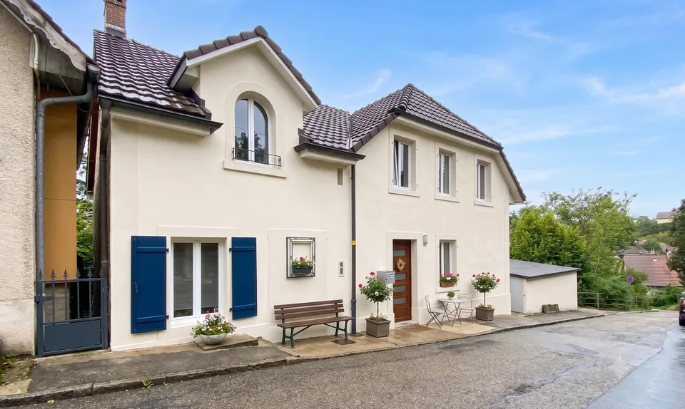 Maison de caractère rénovée : vue Jura, calme et fort potentiel