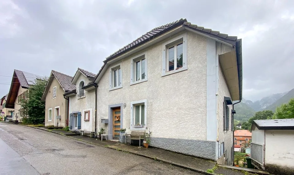 Charaktervolles renoviertes Haus: Jura-Blick, ruhig und viel Potenzial