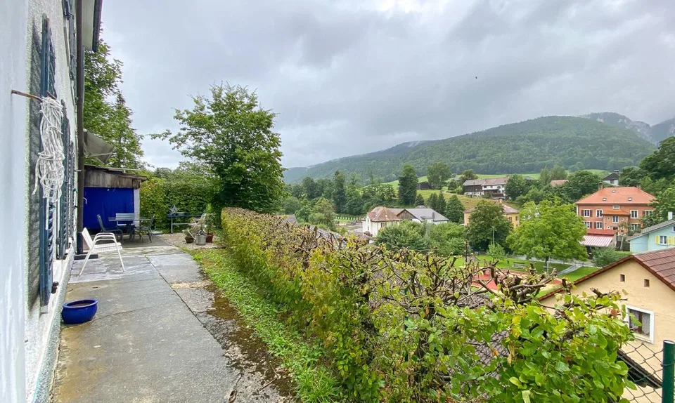 Charaktervolles renoviertes Haus: Jura-Blick, ruhig und viel Potenzial