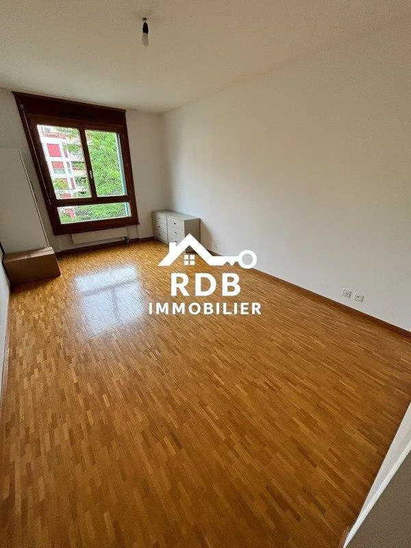 Appartement de 4 pièces au 3ème étage situé à Petit-Lancy 1213 avec...