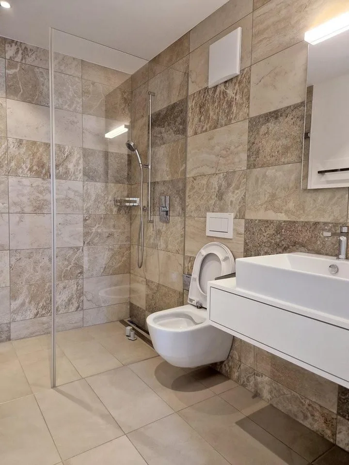 Appartement en attique moderne de 3,5 pièces à Igis
