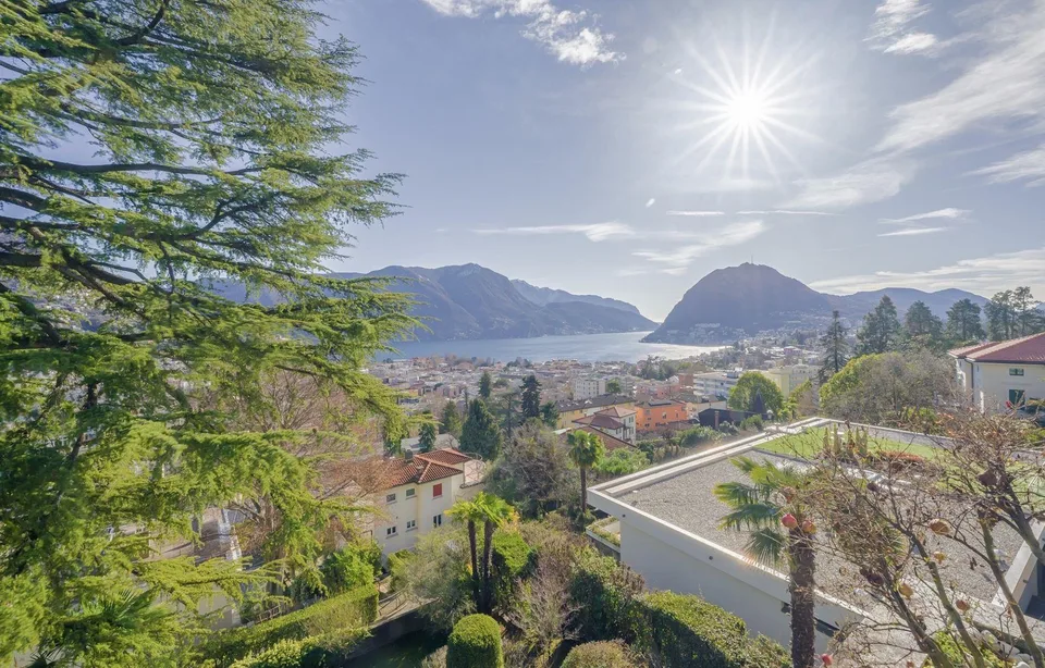 ATTICO DI 5.5 LOCALI CON VISTA LAGO | ATTICO DI 5.5 LOCALI CON VIST...
