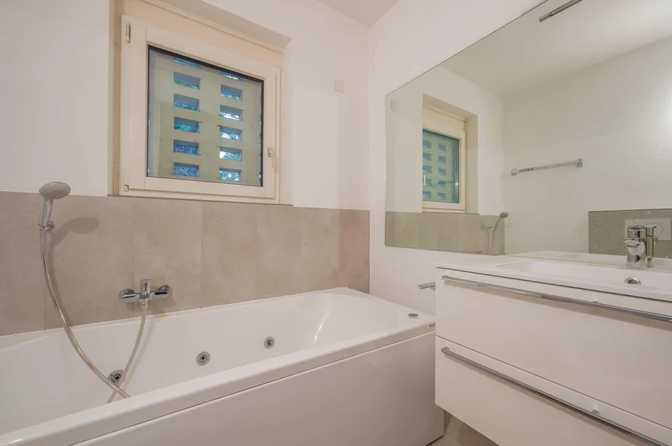ATTICO DI 5.5 LOCALI CON VISTA LAGO | ATTICO DI 5.5 LOCALI CON VIST...