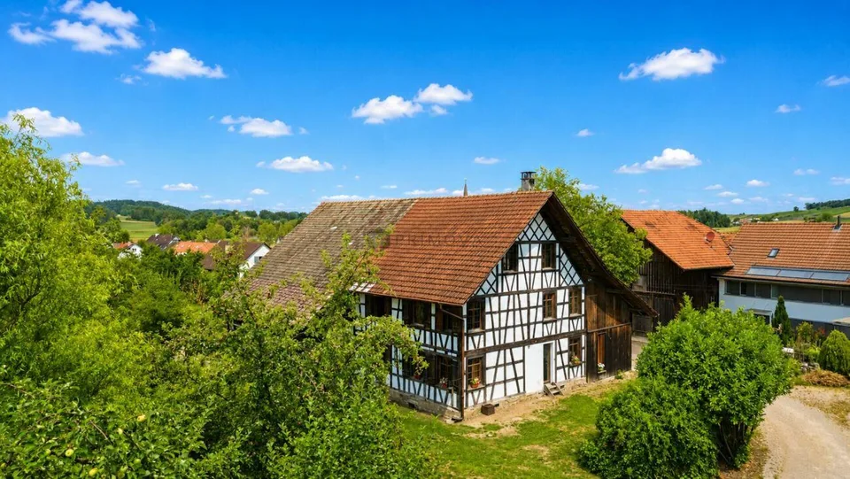 Historisches Fachwerkhaus auf 1'706 m² Grundstück mit Entwicklungsp...