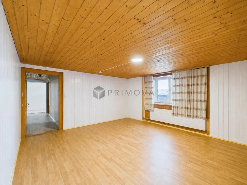 Modernisiertes Zweifamilienhaus mit Weitblick, Doppelgarage und vie...