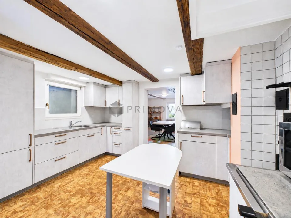 Modernisiertes Zweifamilienhaus mit Weitblick, Doppelgarage und vie...