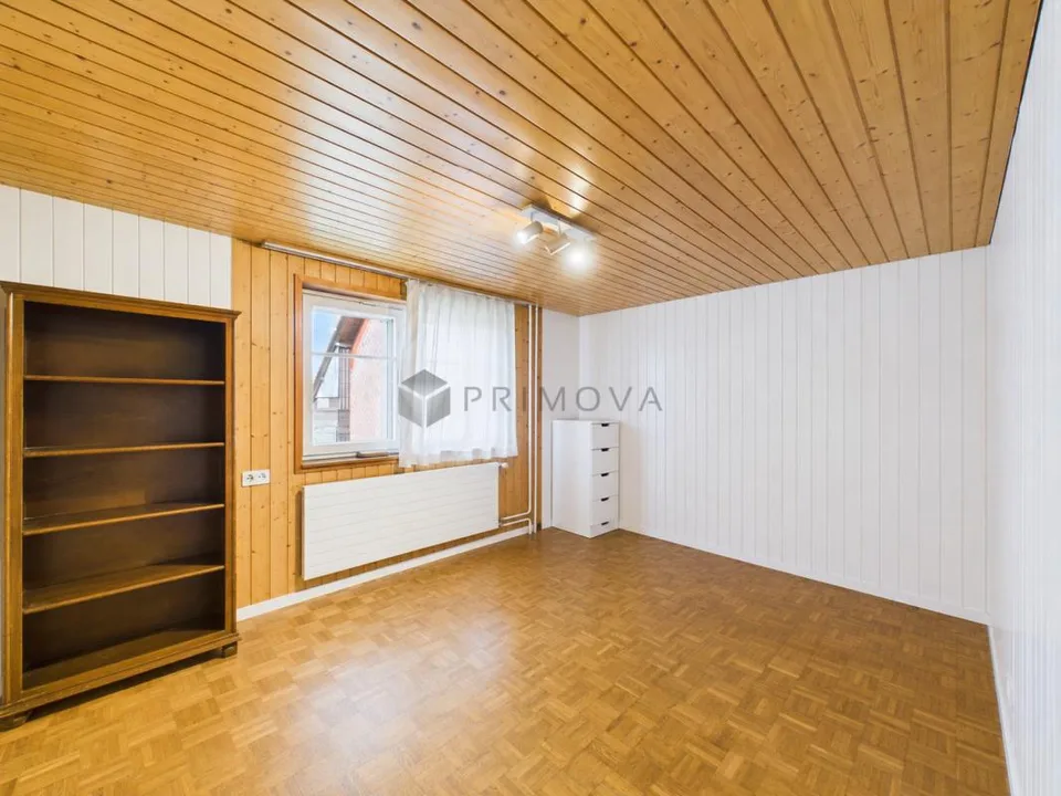 Modernisiertes Zweifamilienhaus mit Weitblick, Doppelgarage und vie...