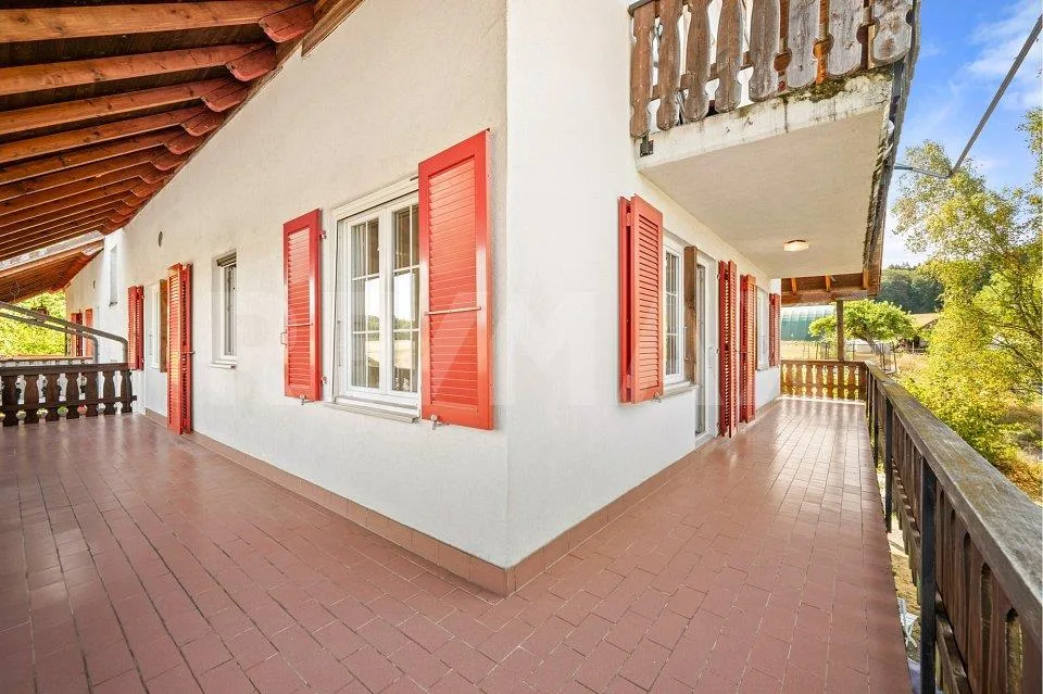 APPARTEMENT RÉNOVÉ DE 4 PIÈCES AVEC BALCON XXL ET CADRE IDYLLIQUE