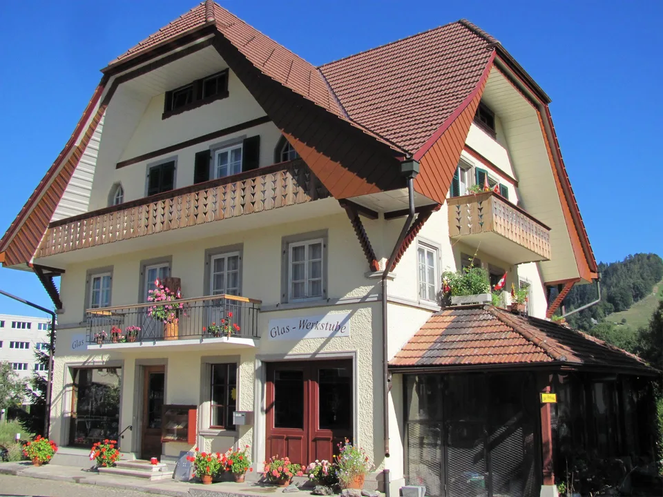 sonnige 4.5 Zi-Wohnung im 2. Stock, mit 2 Balkonen, nähe ÖV