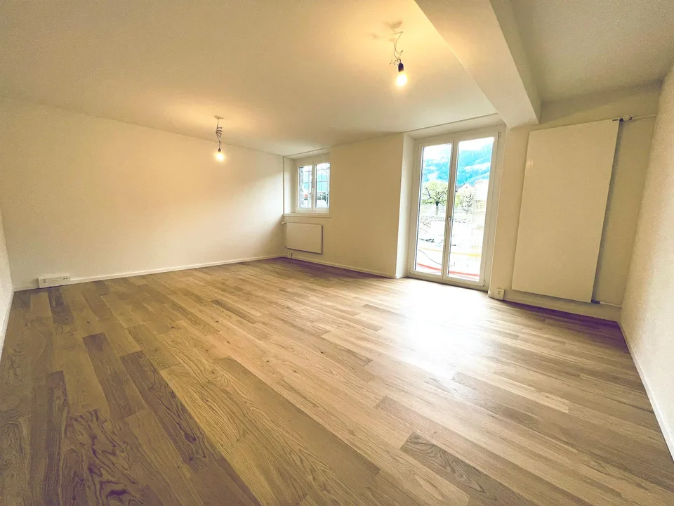 GROSSZÜGIGE WOHNUNG MIT CHARME & SONNENSCHEIN