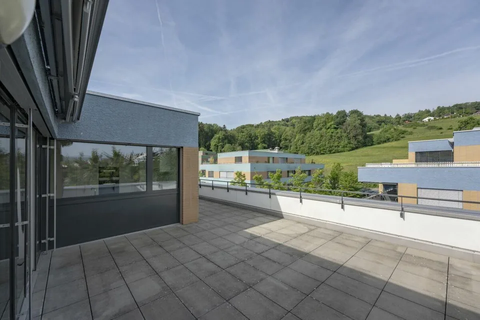 Attikawohnung mit 120 m² Terrasse und unverbautem Blick auf Wald un...
