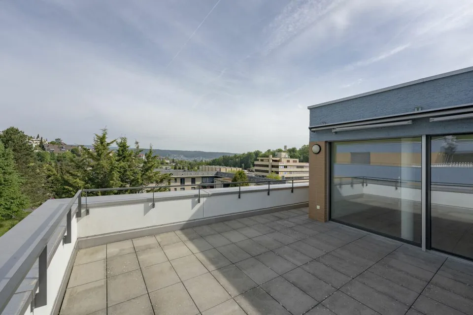 Appartement penthouse avec terrasse de 120 m² et vue dégagée sur la forêt et la campagne