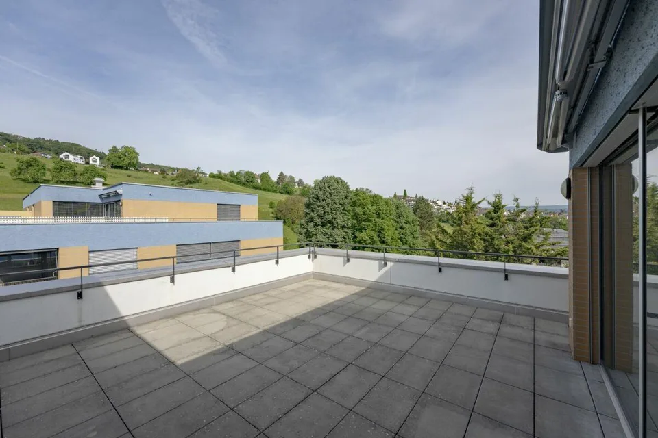 Appartement penthouse avec terrasse de 120 m² et vue dégagée sur la forêt et la campagne