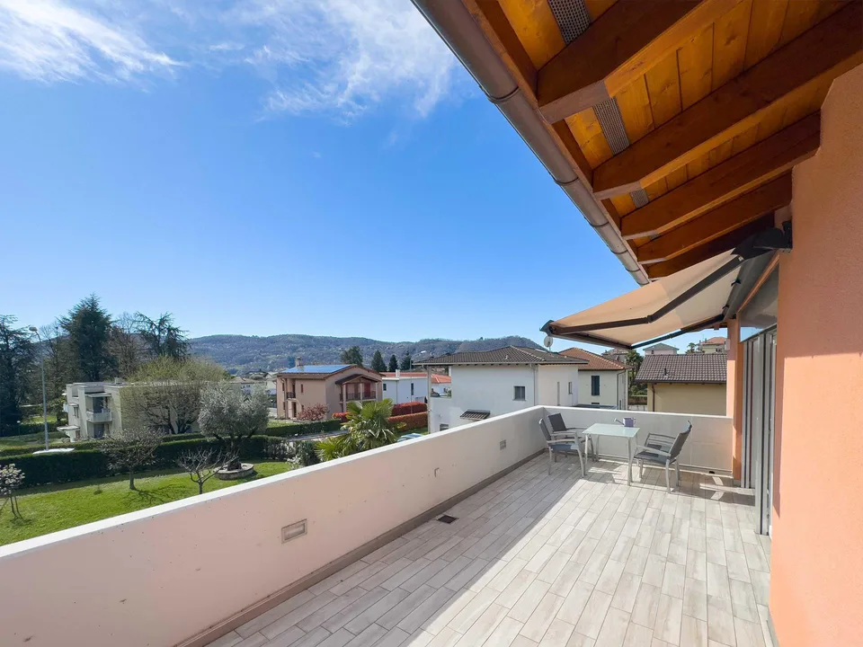 Casa bifamiliare con grande giardino a Morbio Inferiore