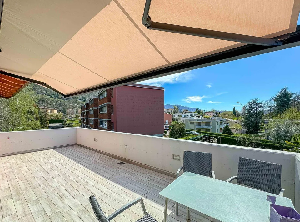 Casa bifamiliare con grande giardino a Morbio Inferiore