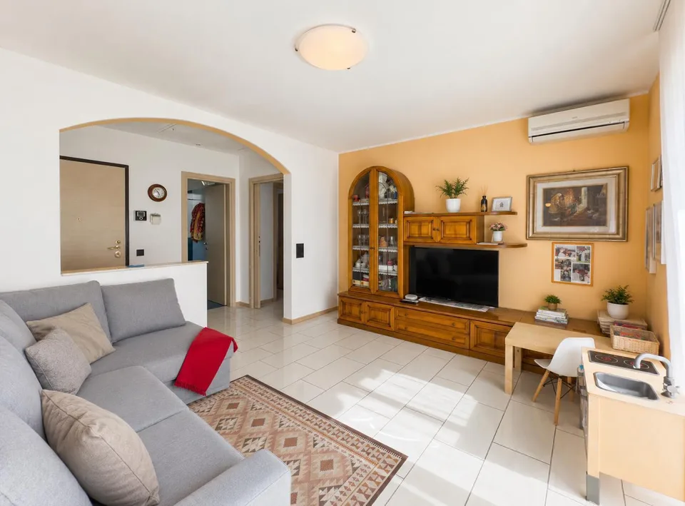 Casa bifamiliare con grande giardino a Morbio Inferiore