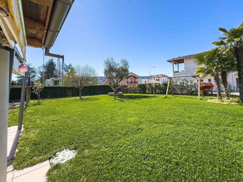 Casa bifamiliare con grande giardino a Morbio Inferiore