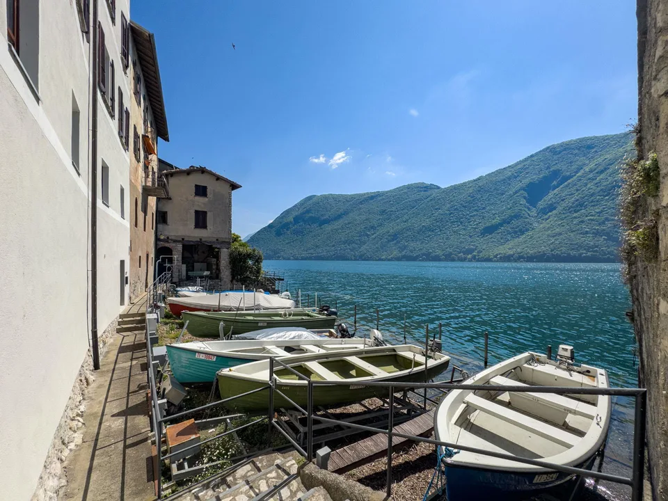Casa vista lago da ristrutturare con licenza approvata a Gandria