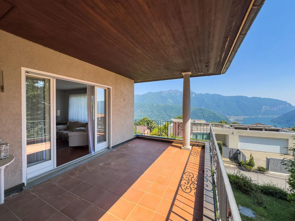 Villa con giardino e vista aperta sul golfo di Lugano a Carona
