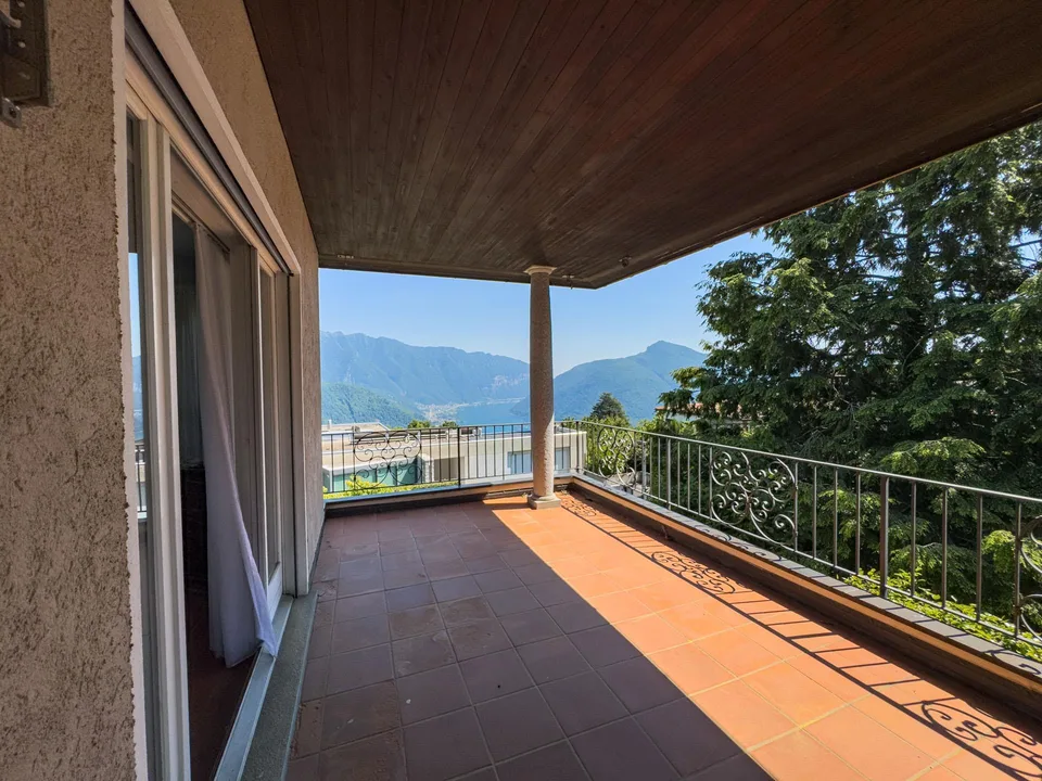 Villa con giardino e vista aperta sul golfo di Lugano a Carona