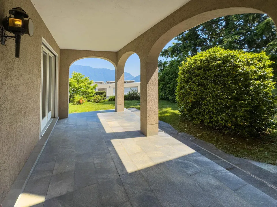 Villa con giardino e vista aperta sul golfo di Lugano a Carona