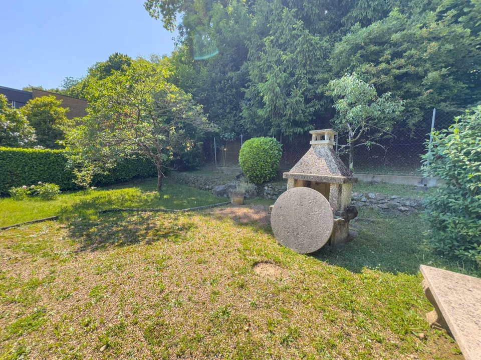 Villa con giardino e vista aperta sul golfo di Lugano a Carona